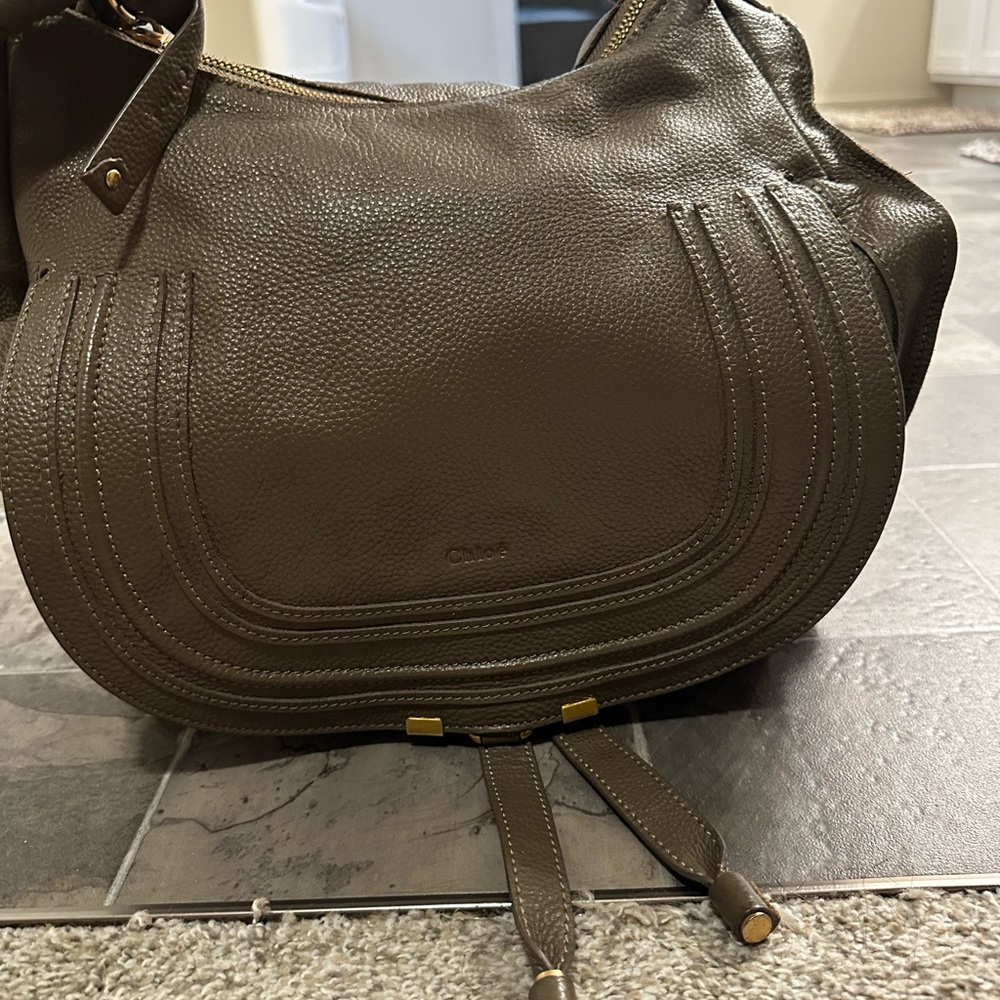 It's a nice purse  and it's in good condition.